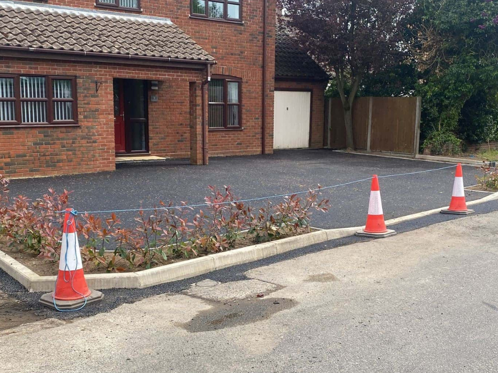This is a newly installed tarmac driveway just installed by Ely Driveways